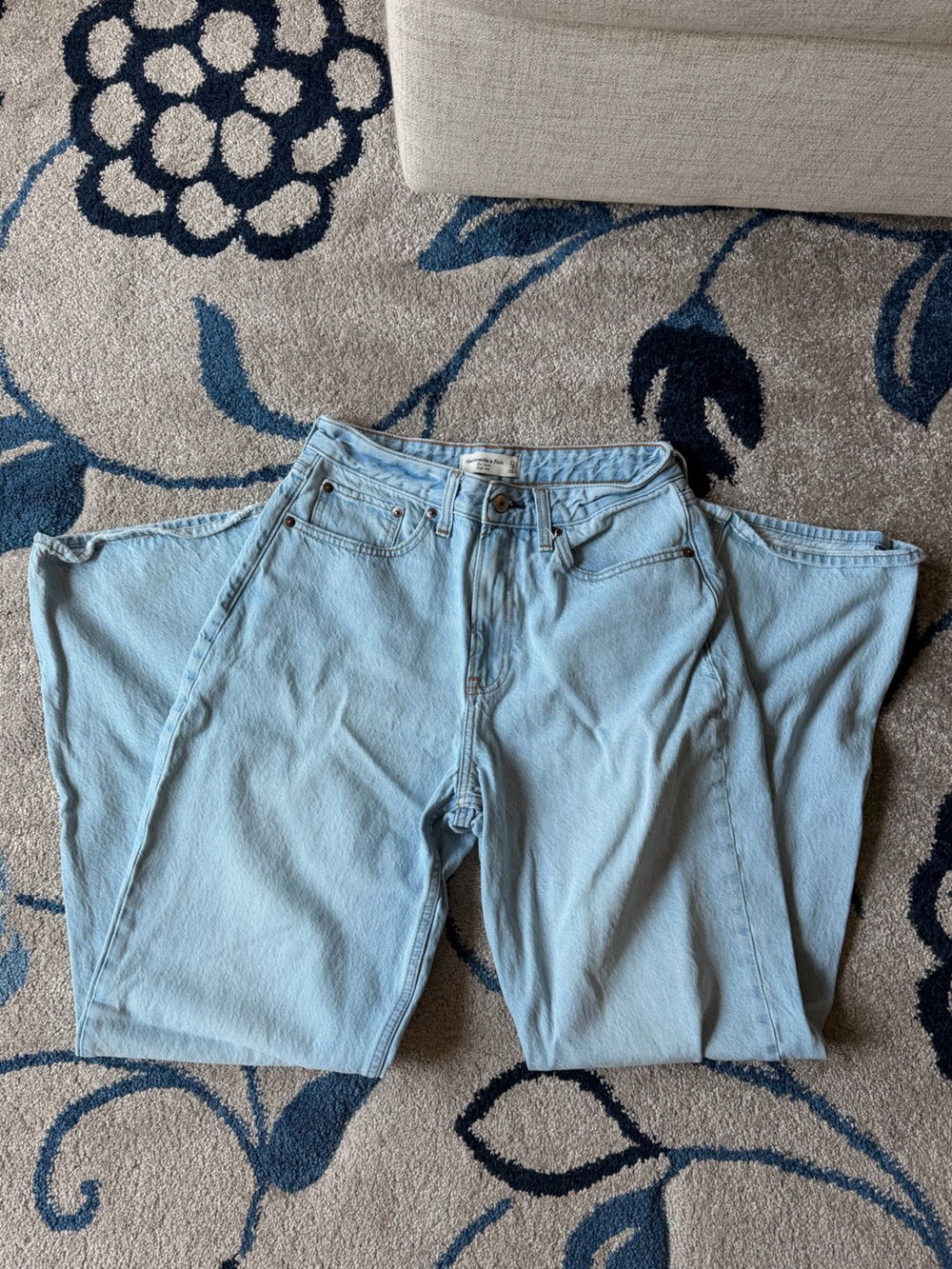 Abercrombie & Fitch Light Wash Curve Love the Loose Jean, Size 27 Long